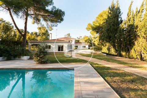 HOUSE FOR SALE IN EL BOSQUE Magnificent Villa of 514m² with large square and very private plot of 1576 m², located in a very quiet street with large swimming pool and consolidated garden in the exclusive urbanization El Bosque (Chiva).  On the main f...