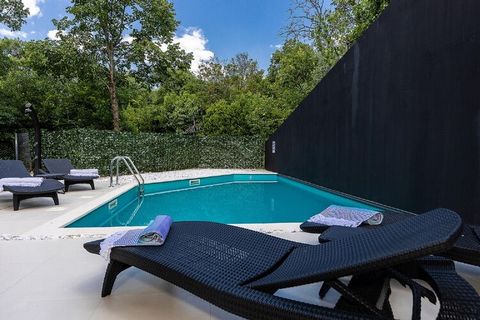 Dit vakantiehuis heeft alle luxe die je je kunt wensen. Van het sfeervolle terras met uitzicht op de natuurrijke omgeving, tot aan het privézwembad dat zich uitstekend leent voor een verfrissend begin van de dag. Deze plek is perfect voor een familie...