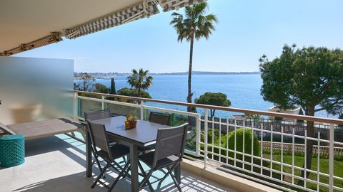 This seafront apartment ideally located near Cannes will seduce you with its high-end finishes, breathtaking view on the sea and the Cap d'Antibes as well as its direct access to the beach. Located on the 2nd floor, with a living area of around 110 m...