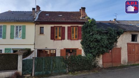 VILLAGE HOUSE T5! Located in a small sought-after town near Tarascon-sur-Ariege. Village house with garage and adjoining terrace. Some renovations will be needed to fully exploit its great potential. It consists on the ground floor of a large living ...