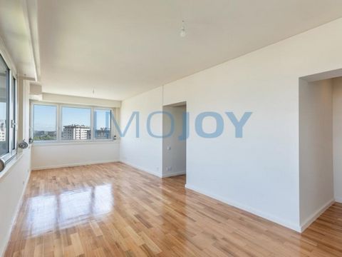 3 bedroom flat in Foco, all refurbished and with panoramic views. The flat has a great sun exposure, living room with large windows allowing panoramic views of city, sea and river. It had rehabilitation works in 2021 (piping, electricity, painting, s...