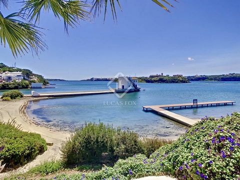 Lucas Fox presenta esta villa de 200 m² construidos sobre una parcela de 296 m² ubicada en una cala con playa frente a la casa, en Menorca. Al llegar a la vivienda, se dispone un moderno porche cubierto. A continuación, bajamos unos escalones hasta l...