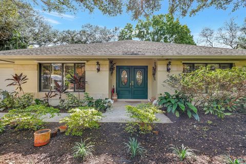 Completely remodeled in 2009. Re-designed kitchen with top-of-the-line cabinets. Open Design. Spanish style tile throughout most of the home. Huge outdoor screened in and partially covered patio and pool area. The outdoor living area is perfect for e...