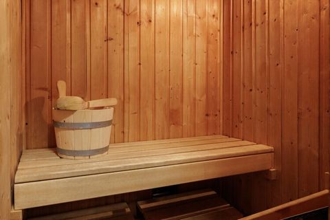 Deze vrijstaande bungalow ligt op ruime kavels. De inrichting is verzorgd en comfortabel. U beschikt over een eigen sauna en een open haard. In de tuin vindt u een terras met tuinmeubelen.