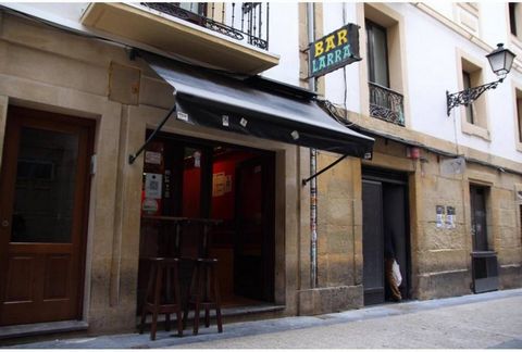 OPPORTUNITY!! It is sold in the old part of San Sebastian very profitable Bar located in the well-known Kalle Ikatz (Juan de Bilbao), a bar of a lifetime. The property has a fully equipped kitchen with smoke outlet and living room with bar CURRENTLY ...