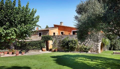 This stunning Catalan farmhouse, located in a serene and picturesque setting, is just 400 meters away from a charming medieval town in Baix Empordà, and a short 15-minute drive from the pristine beaches of Costa Brava. The farmhouse is surrounded by ...