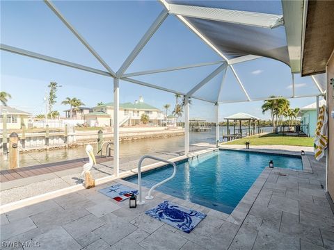 Buena Vista is as close to the Bay as you can get and not pay the extra Property Tax for a Bay Lot. In the last 1 ½ years the house is all new. The structure survived well and every thing inside was replaced. New wiring, new electrical panel, new plu...