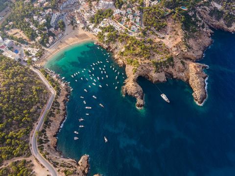 Bienvenue dans votre Paradis Privé sur l`Île d`Ibiza !Découvrez cette propriété époustouflante qui redéfinira vos critères de confort sur la magnifique île d`Ibiza. Cette maison exquise, avec licence de location de vacances, est située dans l`un des ...