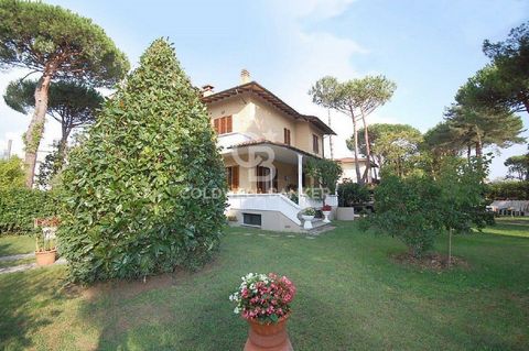 Elegante Doppelhaushälfte zum Verkauf in Marina di Pietrasanta, in einer ruhigen Wohngegend und nur 800 Meter vom Meer entfernt. Das Anwesen ist von einem großen Garten von ca. 1000 m2 umgeben, der sich perfekt zum Genießen von Momenten der Entspannu...