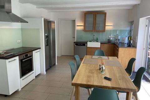 Part of an estate, luxuriously furnished with 2 fireplaces, 2 bathrooms, newly furnished, fiber optic connection and WiFi. The holiday accommodation is in an absolutely quiet location with a wonderful view of the large park-like garden. The accommoda...