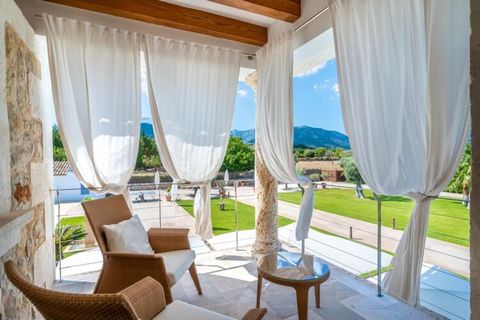 Superb property. The house was built in 2006 with high quality materials: Majorcan sandstone, marble, timber, steel, etc. .. built. Decorated with a personal style and exquisite taste and with lots of love for open spaces. Degrees and installations w...