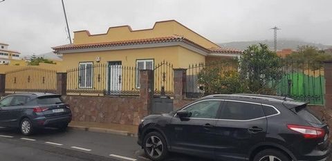 Villa that is located in the town of San Cristobal de La Laguna, province of Tenerife with a magnificent garden and pool. The house is located in a building that dates back to 2004 and is distributed in three bedrooms, a bathroom, living room and kit...