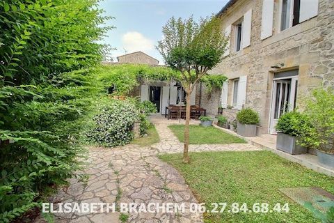 24610 VILLEFRANCHE DE LONCHAT - Located in the heart of the Bastide de Villefranche de Lonchat, very beautiful stone house completely restored with taste, including ... - On the GROUND FLOOR: - 1 large fitted and equipped kitchen of 29m² - 1 living/d...