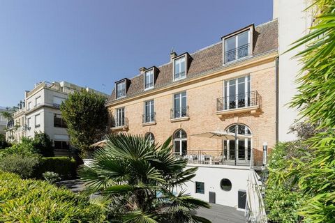 Hotel Particulier of 811m2 located in a private road at Boulevard Maurice Barres. Arranged on 4 levels, with a garden and a swimming pool of 54m2. Terrace of 56 m2 facing south and a kitchen equipped with contemporary style. A white marble staircase ...