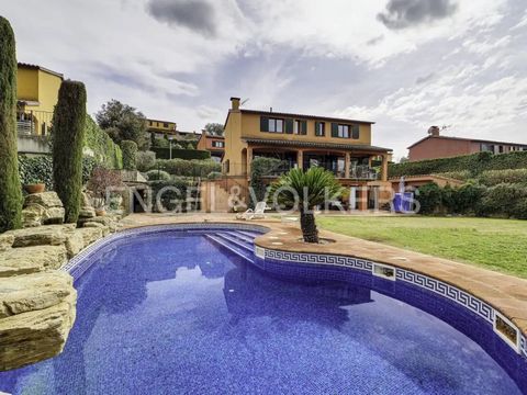 Discover an exclusive lifestyle in a quiet and private environment, with stunning views of the majestic Rocacorba mountains. Built on a plot of 918 square meters facing southwest, this property has a wide distribution on three levels, which are conne...