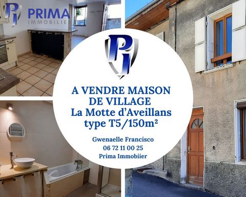 In the heart of the village of La Motte d'Aveillans, charming house of about 150m2 with small passageway. A stone's throw from the school, shops and transport, this house (semi-detached on 2 sides) has on the ground floor a large equipped kitchen, li...