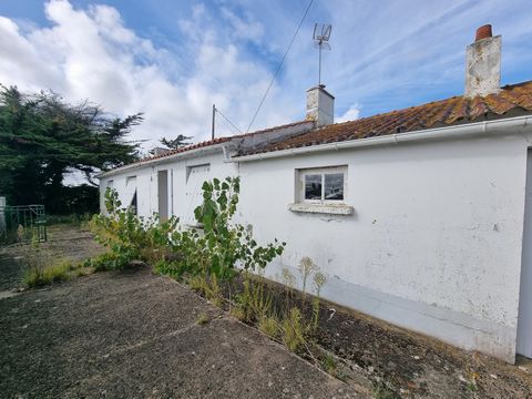 House to renovate of 87 m2 consisting of 2 bedrooms living/dining room, kitchen, scullery, garage on a plot of 3650 m2. Seller's Fee . Information on the risks to which this property is exposed is available on the Geohazards website: https:// ... /