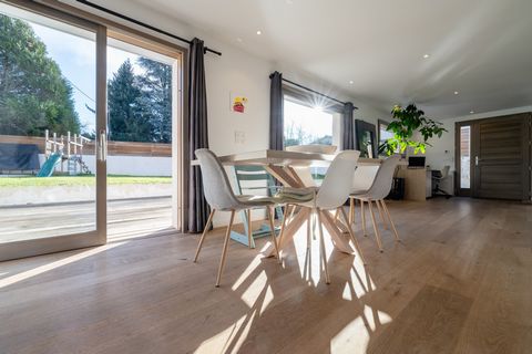 New! Real compromise house/apartment for this T4 of 100m2 in a Savoyard villa on SEVRIER 2 steps from Annecy, large living room with equipped kitchen, dining area and lounge area with fireplace, 2 bedrooms, bathroom, laundry room, master suite with d...