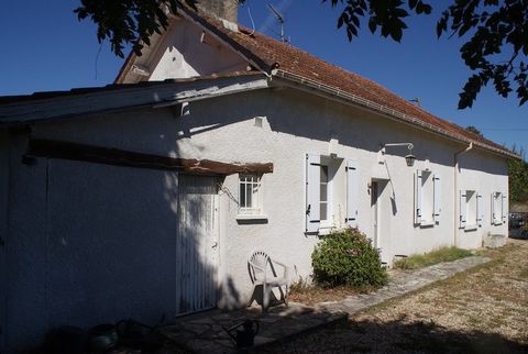 Huis gelegen tussen de steden Mussidan en Montpon. De luchthaven van Bergerac ligt op ongeveer 30 minuten rijden met de auto en Bordeaux op iets meer dan een uur. De woning bestaat uit een ingerichte keuken (16m2) De woonkamer (28m2) heeft een open h...