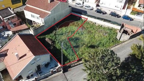Description Exceptional plot for the construction of a Townhouse, located in Casal de Cambra, in the municipality of Sintra. Plot with good sun exposure, east-west. • Total land area: 209m² • Construction implantation area: 105m² • Total construction...