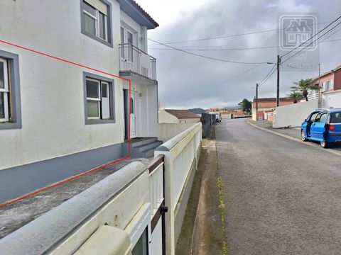Apartment of typology T2, with private patio, in need of recovery WORKS inside, located on the ground floor of a building consisting of 2 fractions, located in the parish of Conceição, on the outskirts of the city of Horta, Faial Island, just a few m...