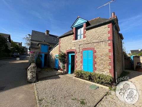 Exclusivity - Armor Conseil Immobilier - Geoffrey PERRÉE offers you this charming fisherman's house ideally located in the village of Saint-Jacut-de-la-Mer. It comprises on the ground floor a living room with kitchen, a pantry and a shower room with ...