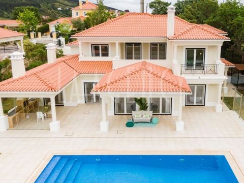 Luxury villa inserted in the condominium Dolce Campo Real Lisboa, an internationally awarded resort as Green Destination, Silver Coast Golf Club, one of the 100 best courses in Europe, Spa, gym, restaurants and bars. With a privileged location 30 min...
