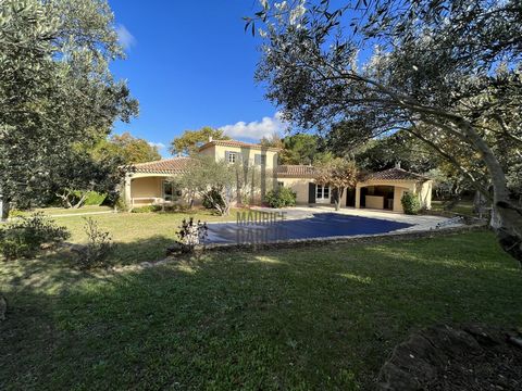 Large property set on 2,500 m2 of wooded land, with swimming pool, garage and pool house. Offering 250 m2 of living space, on the ground floor a living space of 80 m2 consisting of a main living room, a dining room, a living room with fireplace and i...