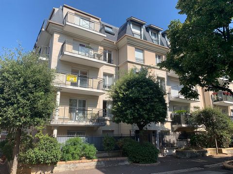 CSM IMMOBILIER offers you exclusively, in a sought after area, in a quiet, secure and well maintained residence, on the 2nd floor with elevator, a beautiful 3-room apartment not overlooked on the main balcony, consisting of an entrance, a separate ki...