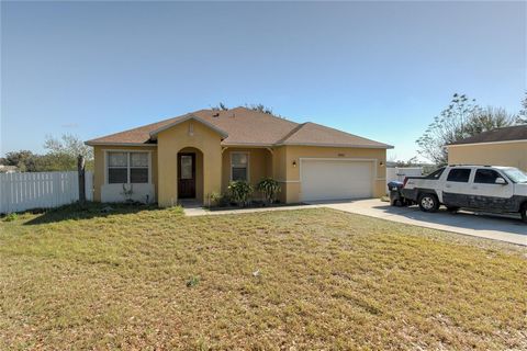 Hurry up! This property will not last long. The roof was replaced in 2018. It is located in a very great location accessible to almost everything you might need; markets, restaurants and malls are within minutes. Major attraction parks, like Disney, ...