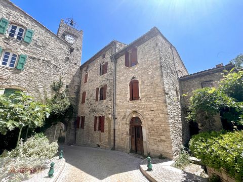Gard (30), à vendre, sur les hauteurs du village médiéval de Vézénobres, l'un des plus perchés du Sud de la France, au carrefour des Cévennes et de la Provence, un immeuble en pleine propriété de Caractère en pierre de 400m², entièrement rénové en co...