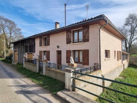 In the town of Vonnas, between Bourg-en-Bresse and Mâcon, 50 minutes from Lyon.  Quiet, by the river!! The house consists of, on the ground floor, an entrance hall, a kitchen, a living room, a bedroom, a bathroom and a toilet. Upstairs, a mezzanine a...