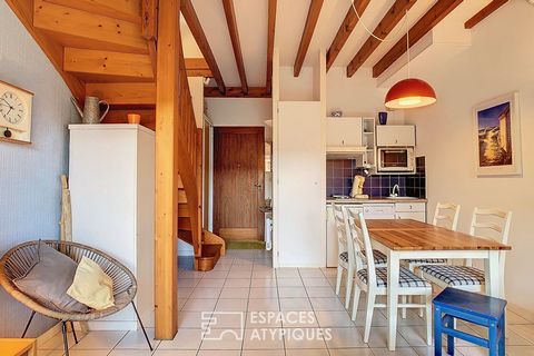 Welcome to this duplex, ideally located a stone's throw from the beach of Biscarrosse Plage. As soon as you enter, a south-facing living room with an open kitchen creates a convivial space for relaxation with family or friends. The terrace, accessibl...