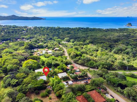 Ubicado a solo minutos de la playa de Brasilito, Texas Tico Casa Verdes está situado de forma privada entre exuberantes paisajes tropicales y cuenta con hermosa madera de teca nativa en su techo, vigas expuestas, gabinetes, puertas y techos de terraz...