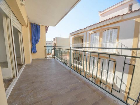 Calafell Platja , 88 m. of surface, 8 m2 of terrace, 100 m. from the beach, 3 double bedrooms, one bathroom, property to move into, equipped kitchen, interior wooden carpentry, west facing, terrazzo floor, exterior carpentry of wood / climalit. Extra...