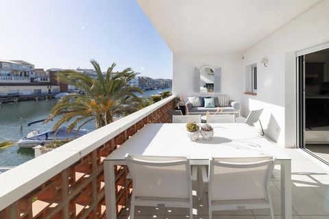 Apartment 2 bedrooms, terrace, berth and outdoor parking In the quiet residential area of Port Emporda, this beautiful and completely renovated apartment is located on the 1st floor of a building with only 6 residential units. It impresses with the l...