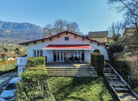 Detached house with uninterrupted views of Lac du Bourget and the mountains. Quiet, residential area close to the town centre. On the first level: entrance hall, separate kitchen, large living room of approx. 75 m2 with fireplace and dining room open...