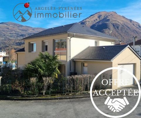 Exclusively at the Beetle **** Located at the crossroads of the Valleys, in the commune of PIERREFITTE-NESTALAS, semi-detached house in very good interior condition. Composed on the ground floor of a pleasant living room with kitchen open to the livi...