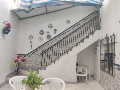 Townhouse for sale in Alora, with 280 m2, 4 rooms and 1 bathrooms, Furnished and Air conditioning. Features: - Air Conditioning