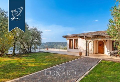 On charming hills, lard, in a picturesque pawnshop, is a luxury cell with a view of the magnificent Lake Garda. The area of ​​the chambers of the building occupies 337 square meters, the villa is surrounded by a private garden with a pool, a terrace ...