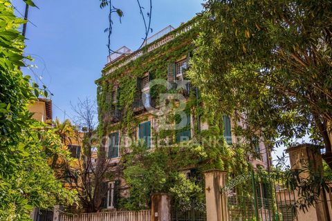 Trieste neighborhood In Via delle Isole, in one of the most exclusive and sought-after streets of the neighborhood, in a context of villas from the early twentieth century, we offer the sale of a prestigious apartment on two levels for a total surfac...