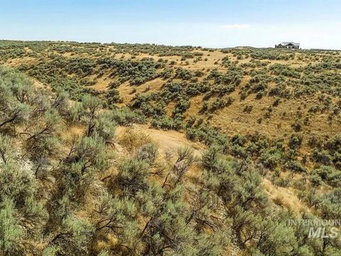 SageView Estates in Eagle, Idaho is a fantastic opportunity for anyone looking to build a custom home on a 10+ acre lot with stunning views of the surrounding mountains. This private luxury gated community offers 360-degree views of Bogus Basin, Blue...