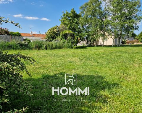 L'agence HOMMI vous propose ce terrain dans la commune de Saint-Mars-du-Désert, d'une superficie de 500 m2. Il est situé dans un environnement paisible et offre un cadre idéal pour construire la maison de vos rêves. L'emplacement de ce terrain est un...