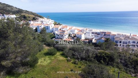 Plot of land with 2,600 m2, with a fantastic position and location , on an elevated slope facing south. It offers panoramic sea views and is about 120 meters from Salema beach. The land currently has a project under approval for a three-storey buildi...