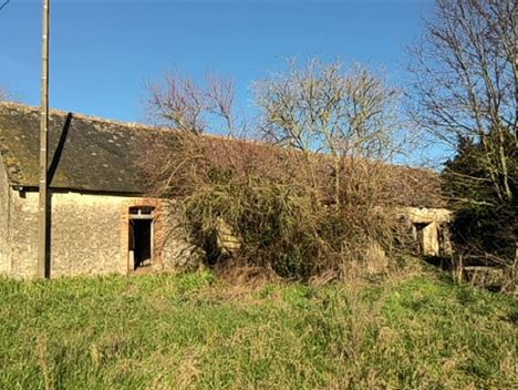 FOR SALE, BRULON sector, Less than 15 minutes from SABLE SUR SARTHE: Farmhouse on 4,000 m2 of land. To be fully restored. Garage in annexes. Not subject to ECD. The Rousseaux Immobilier agency, FNAIM real estate agent in Sablé sur Sarthe, offers you ...