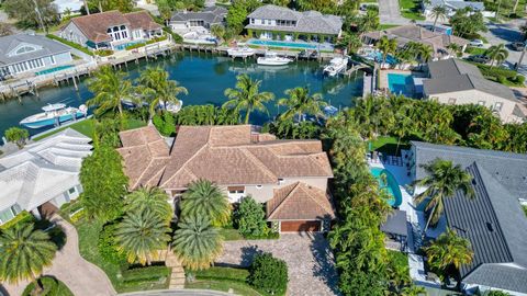 Experience unmatched elegance and modern sophistication at this waterfront estate fully renovated in 2019. This property epitomizes luxury living, offering a seamless blend of comfort, quality, and beauty. Positioned in an esteemed locale, it promise...