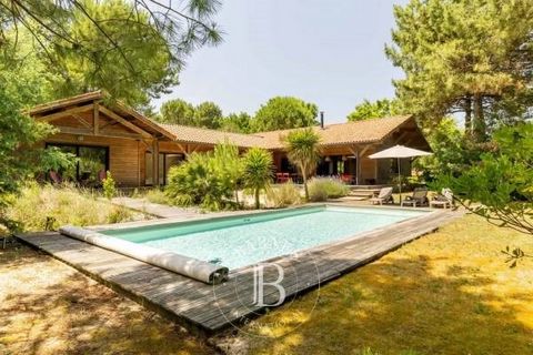 Located on the prestigious Moliets Golf course, this charming 170 m² villa offers a natural and quiet environment close to the beach. Built in 2008, it includes a living room with a wood stove, an independent kitchen, 4 bedrooms, 2 bathrooms, and swi...