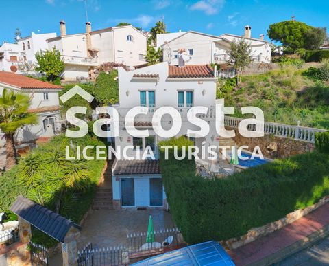 For your attention a cozy house with 4 bedrooms with double beds and two bathrooms, located 450 meters from the beach, restaurants, paddle club and tennis court, the port of Cala Caneles. The facility has a very good location and TOURIST license, whi...