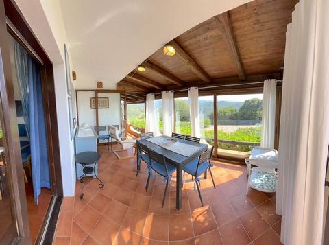 COSTA PARADISO (Code CPA-H101C-FER) Nous vous proposons un splendide appartement de trois pièces avec vue mer, situé à proximité du centre de Costa Paradiso. La propriété se compose d'un salon, d'une kitchenette, de deux chambres, de deux salles de b...