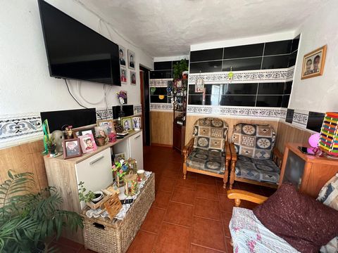 DOM NA SPRZEDAŻ W GRANADILLA DE ABONA. Ten uroczy dom rodzinny w Granadilla de Abona oferuje przytulną i funkcjonalną atmosferę z czterema sypialniami, co czyni go idealnym miejscem dla rodziny. Łazienka zapewnia mieszkańcom komfort i praktyczność. G...